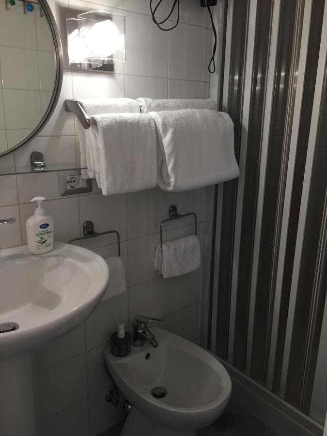 Apartamento La Residenza Napoli Short Let Monolocale Standard Via Chiaia 82 Napoli Exterior foto